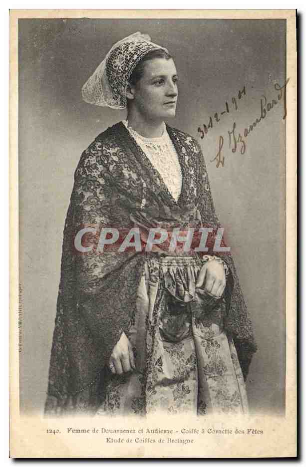 CPA Folklore Femme de Douarnenez et Audierne Coiffe a Cornette des fetes 