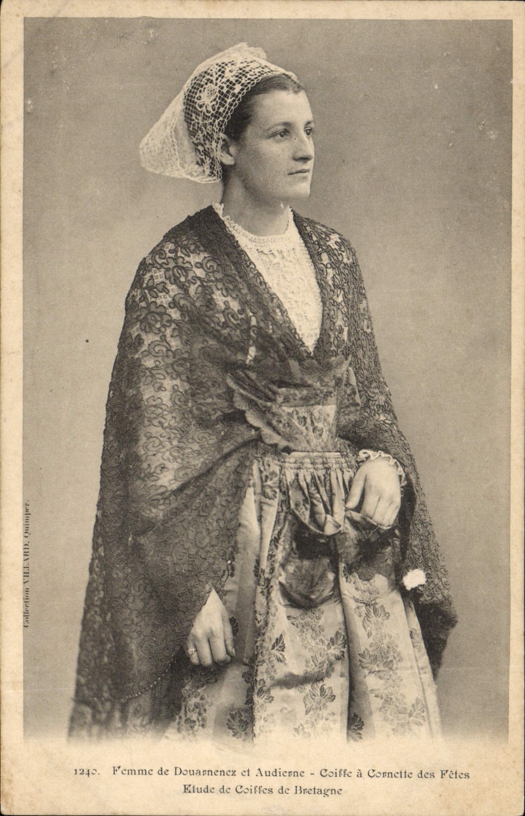 CPA Folklore Femme de Douarnenez et Audierne Coiffe a Cornette des fetes 