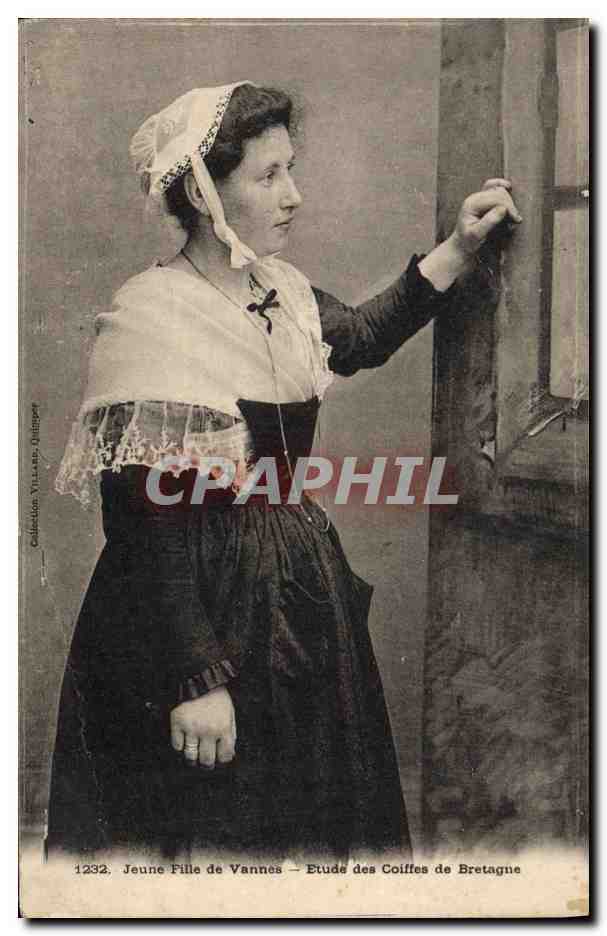 CPA Folklore Jeune fille de Vannes 