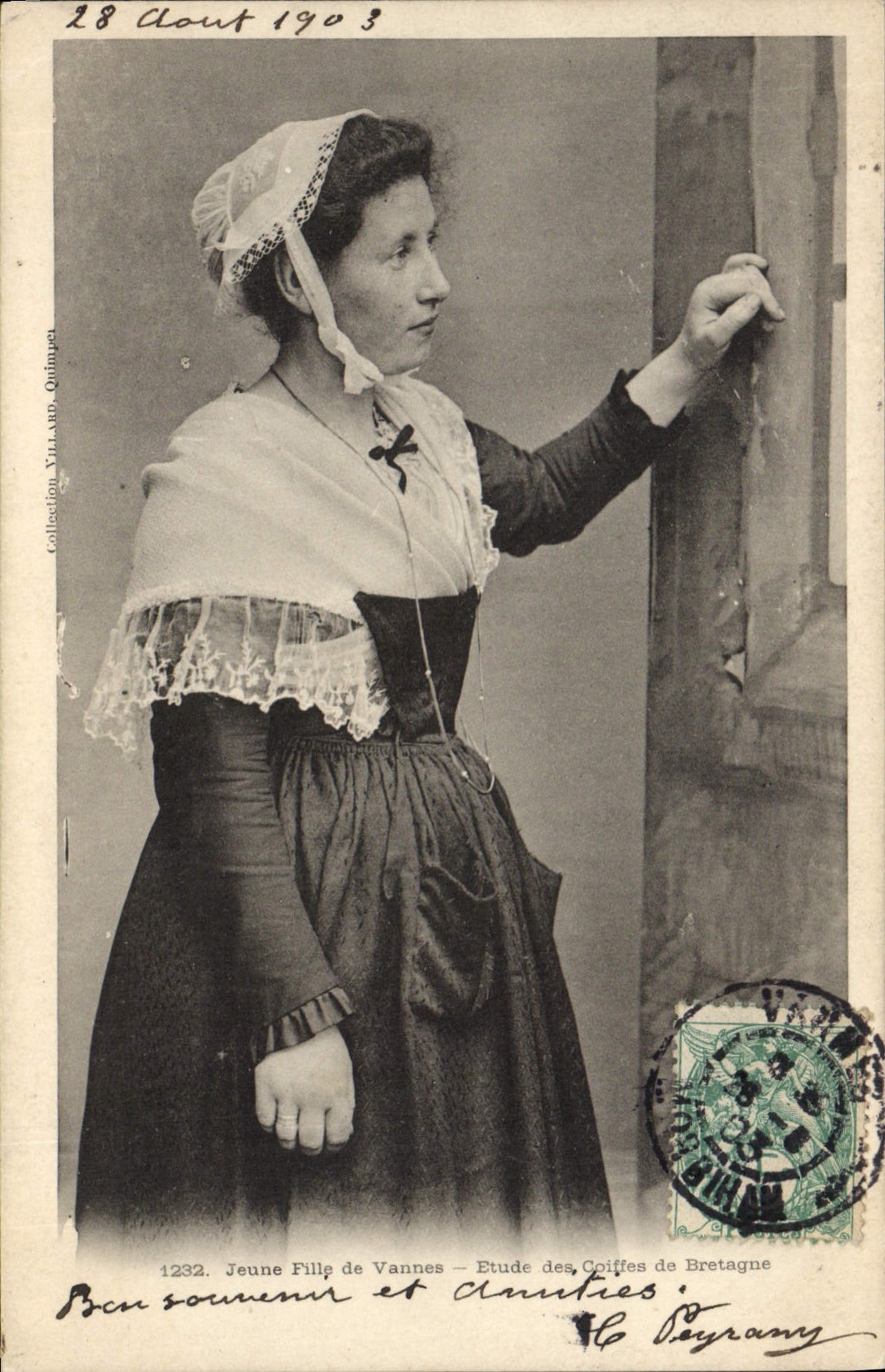 CPA Folklore Jeune fille de Vannes 