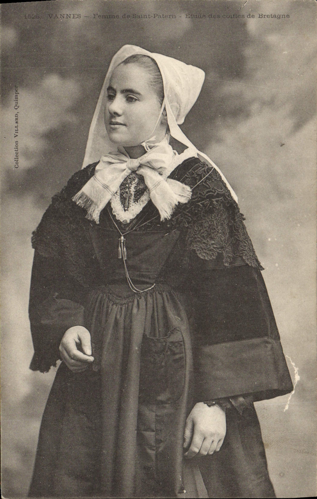 CPA Folklore Vannes Femme de Saint Patern 