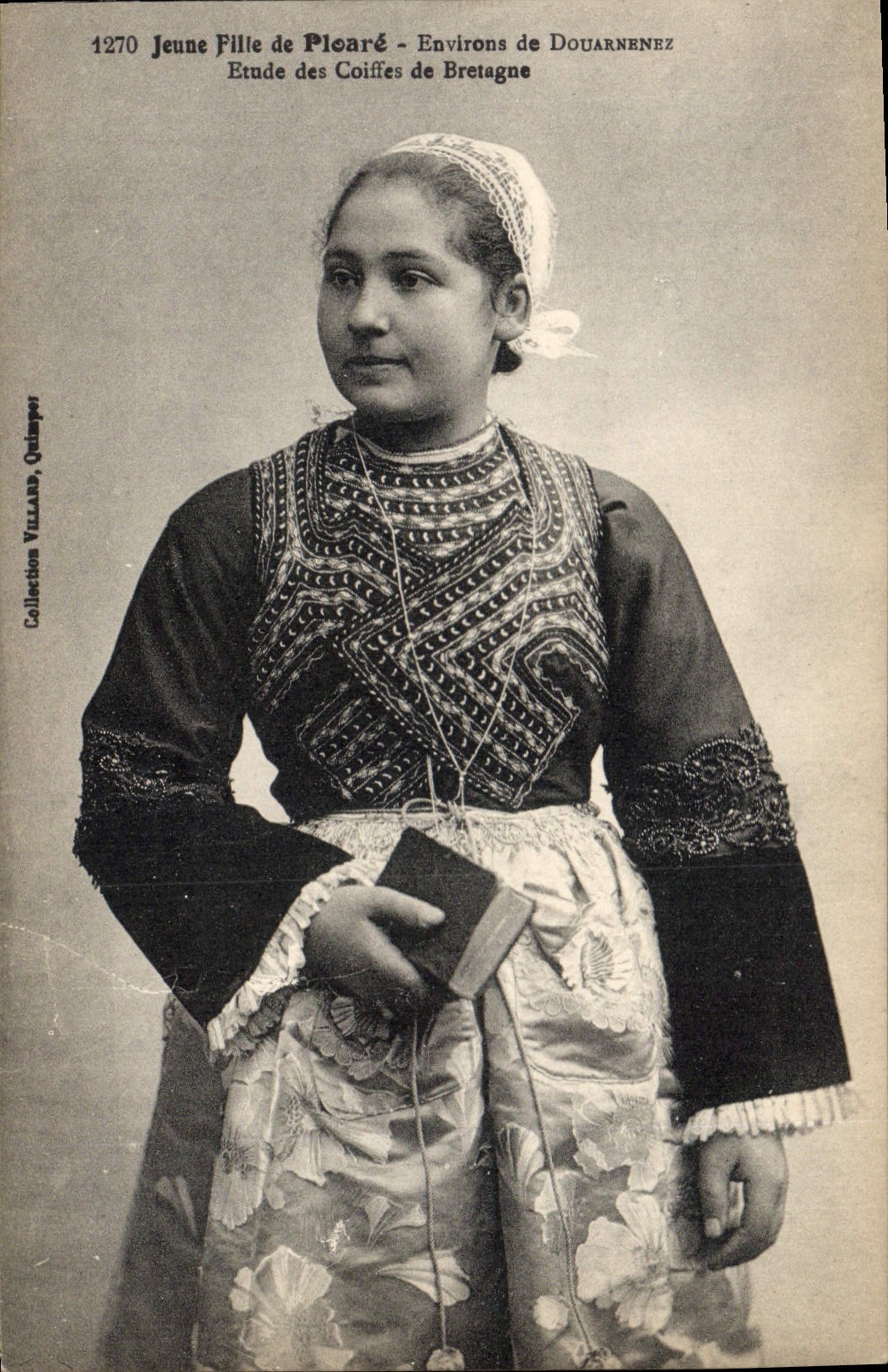 CPA Folklore Jeune fille de Ploare Environs de Douarnenez 
