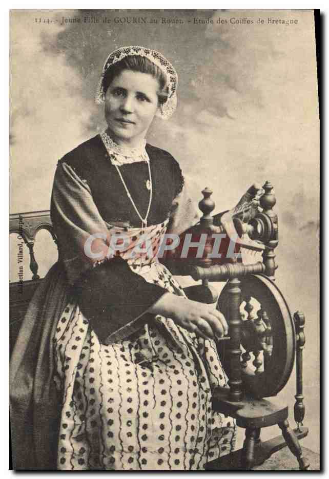 CPA Folklore Jeune fille de Gourin au Rouet 