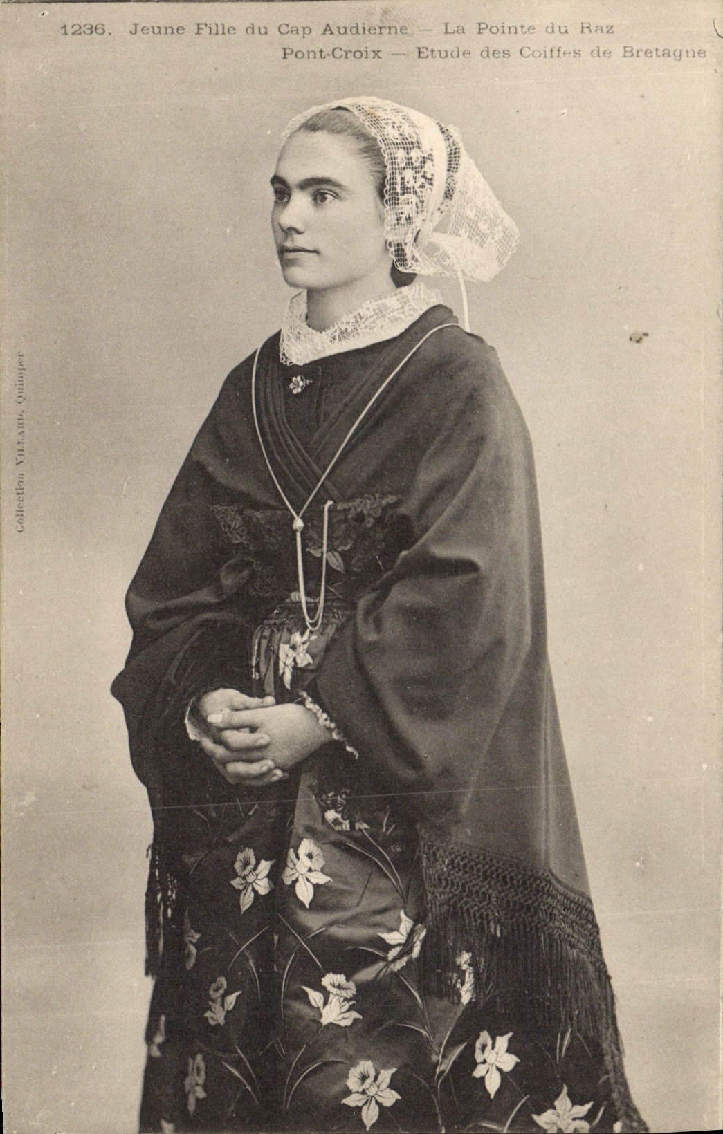 CPA Folklore Jeune fille du Cap Audierne La Pointe du Raz Pont Croix