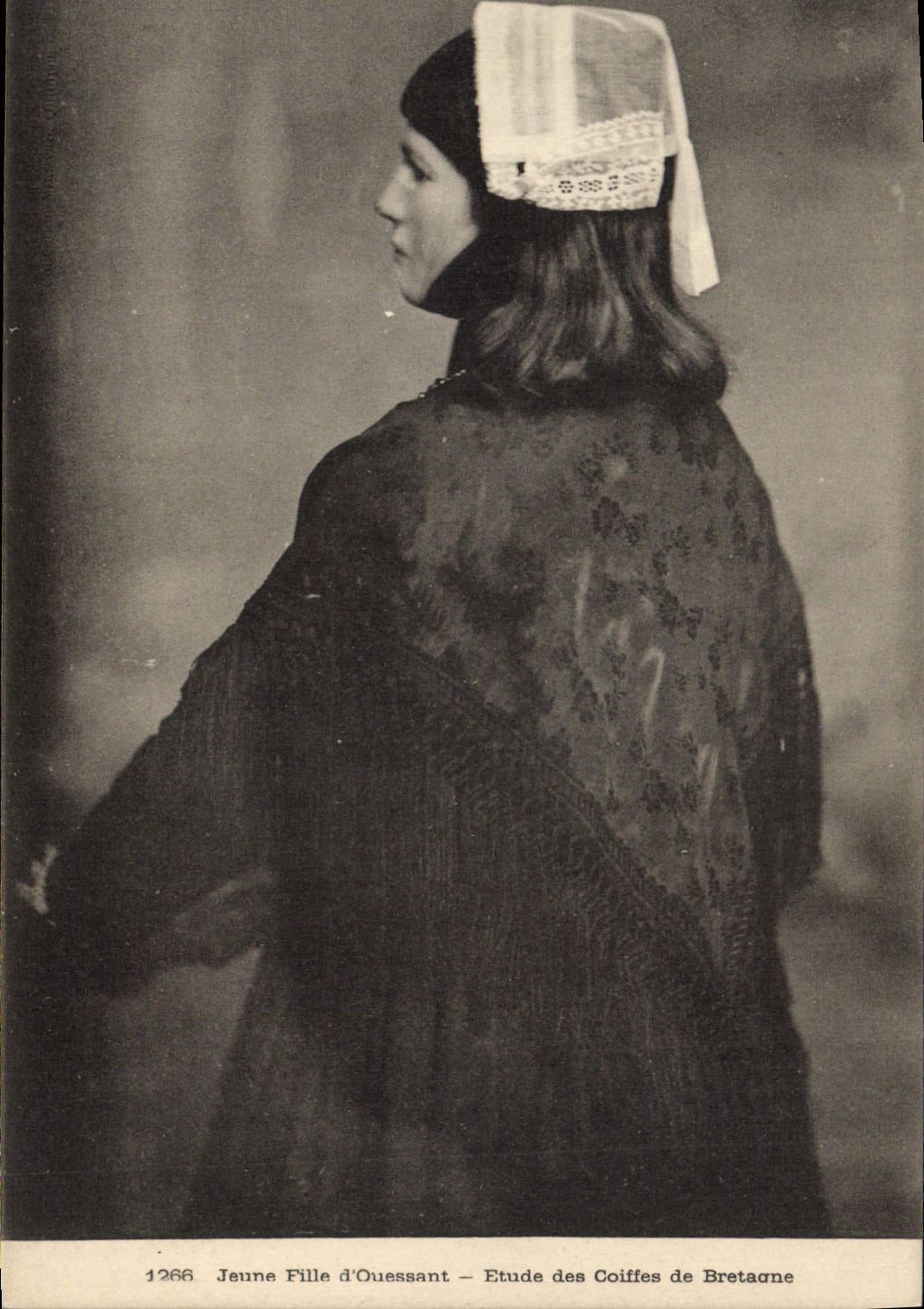CPA Folklore Jeune fille d'Ouessant 