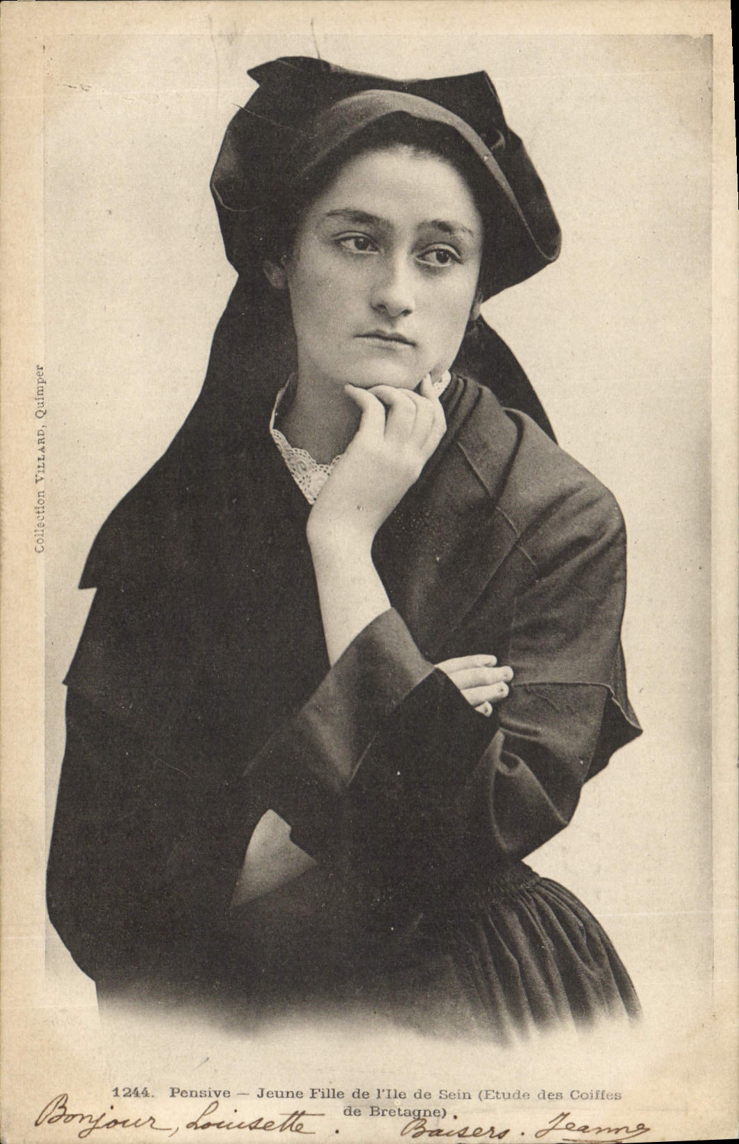 CPA Folklore Jeune fille de l'Ile de Sein 