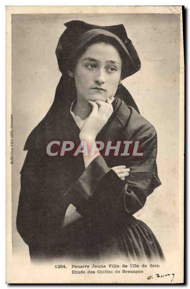 CPA Folklore Jeune fille de l'Ile de Sein 