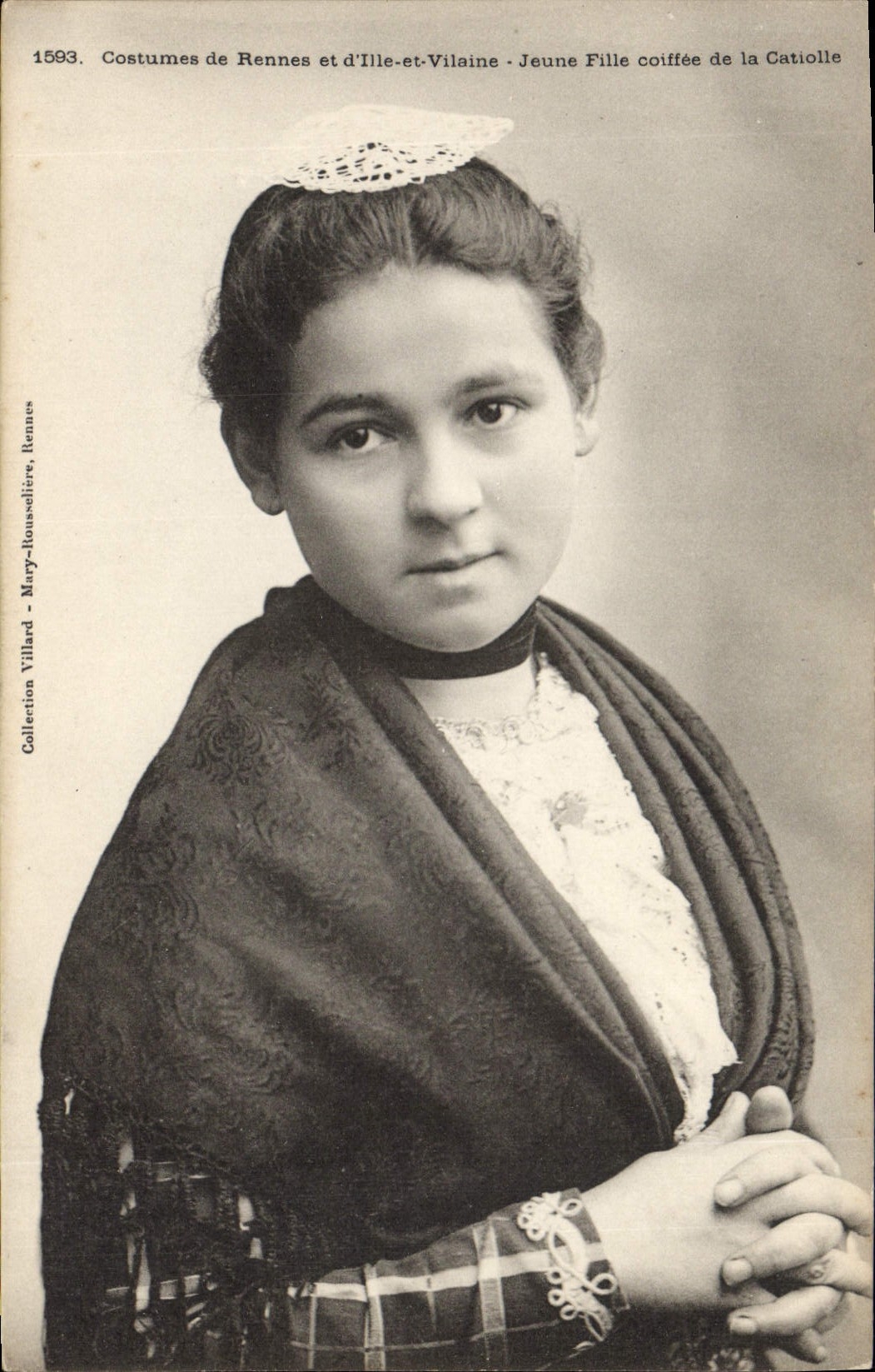CPA Folklore Jeune fille coiffee de la Catiolle 