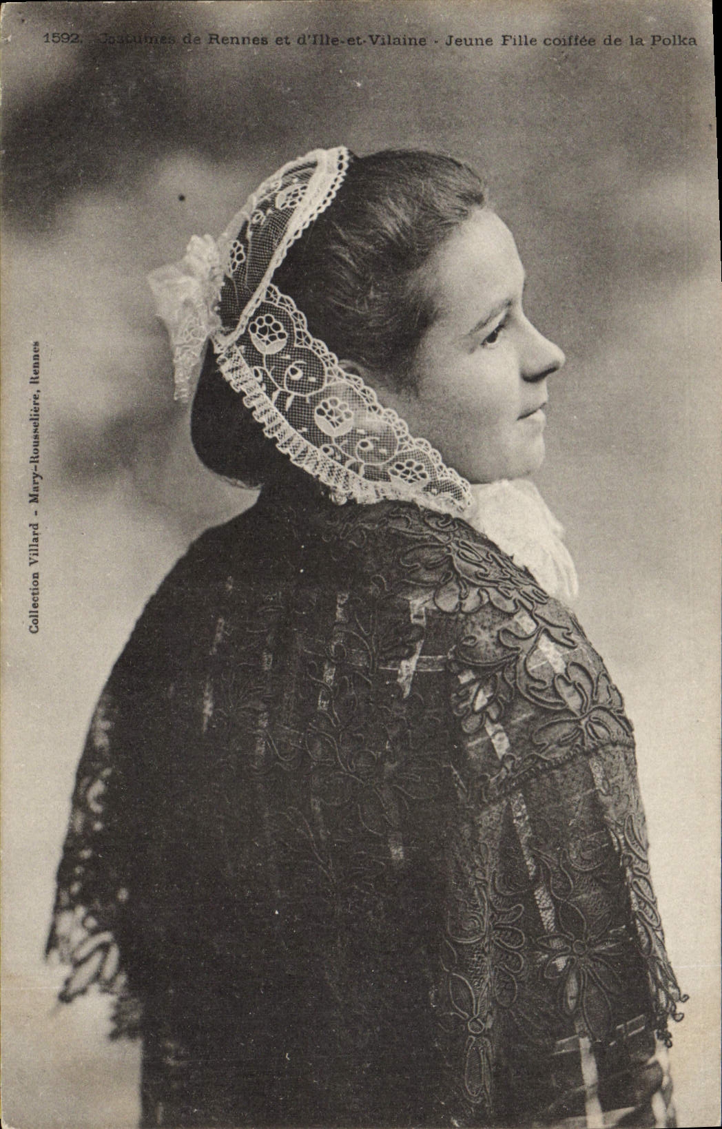 CPA Folklore Jeune fille coiffee de la Polka Rennes Ille et Vilaine 