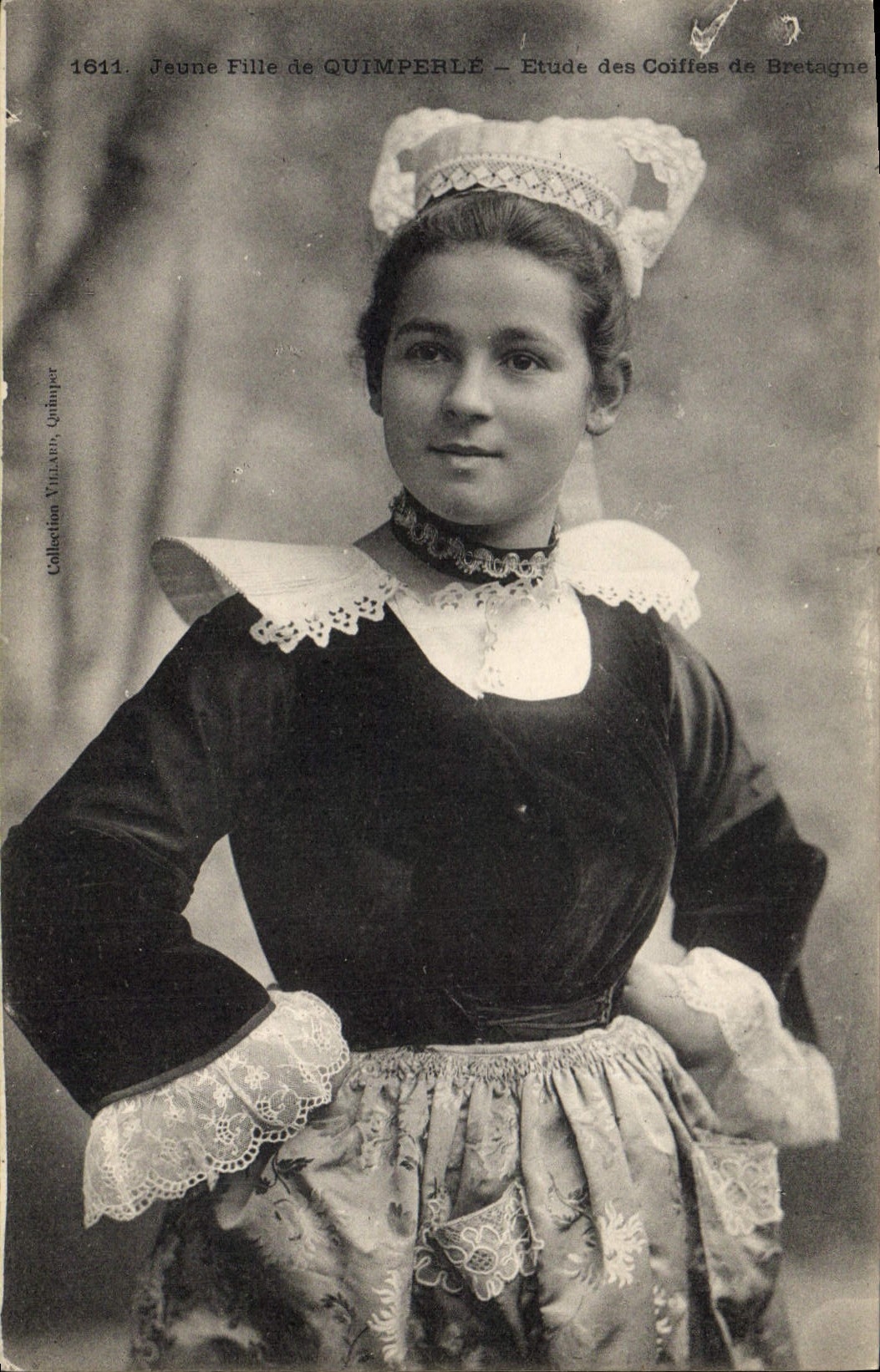 CPA Folklore Jeune fille de Quimperle 