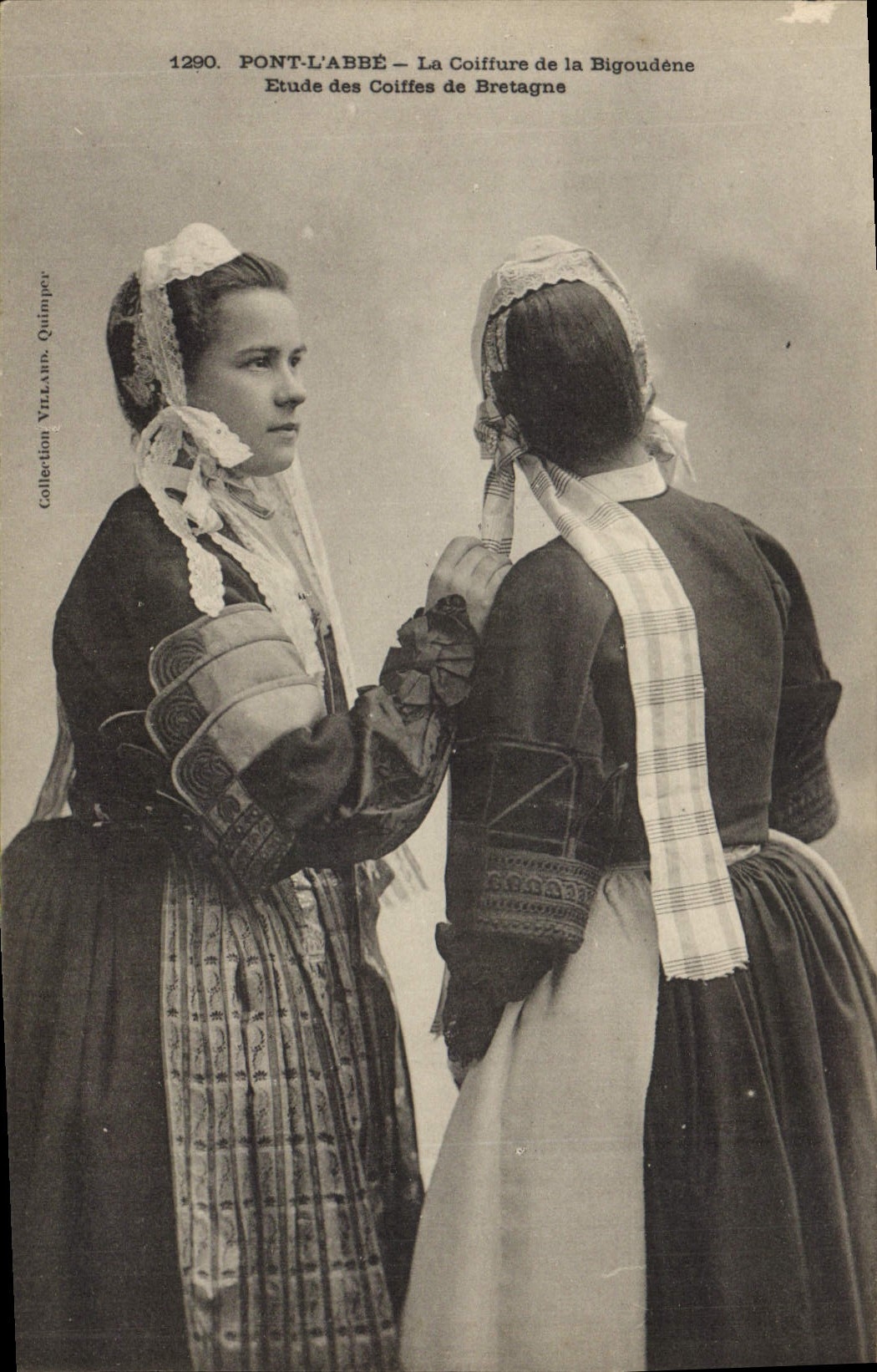 CPA Folklore Pont L'Abbe La coiffure de la Bigoudenne 