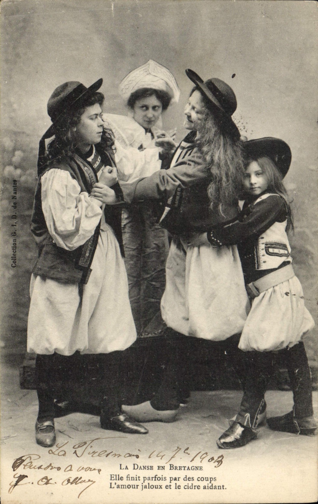 CPA Folklore La danse en Bretagne Enfants 