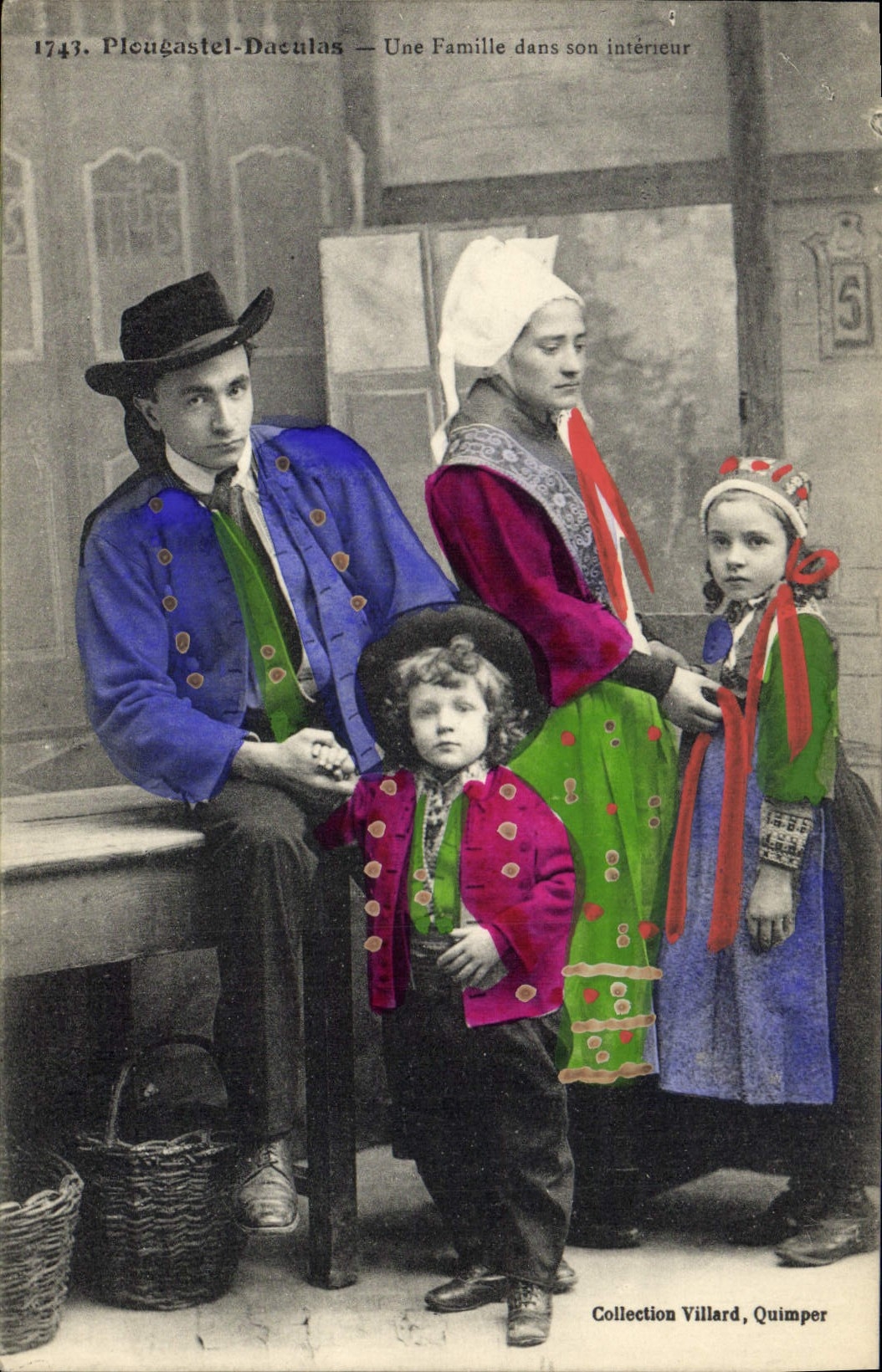 CPA Folklore Plougastel Daoulas Une famille dans son interieur Enfants 