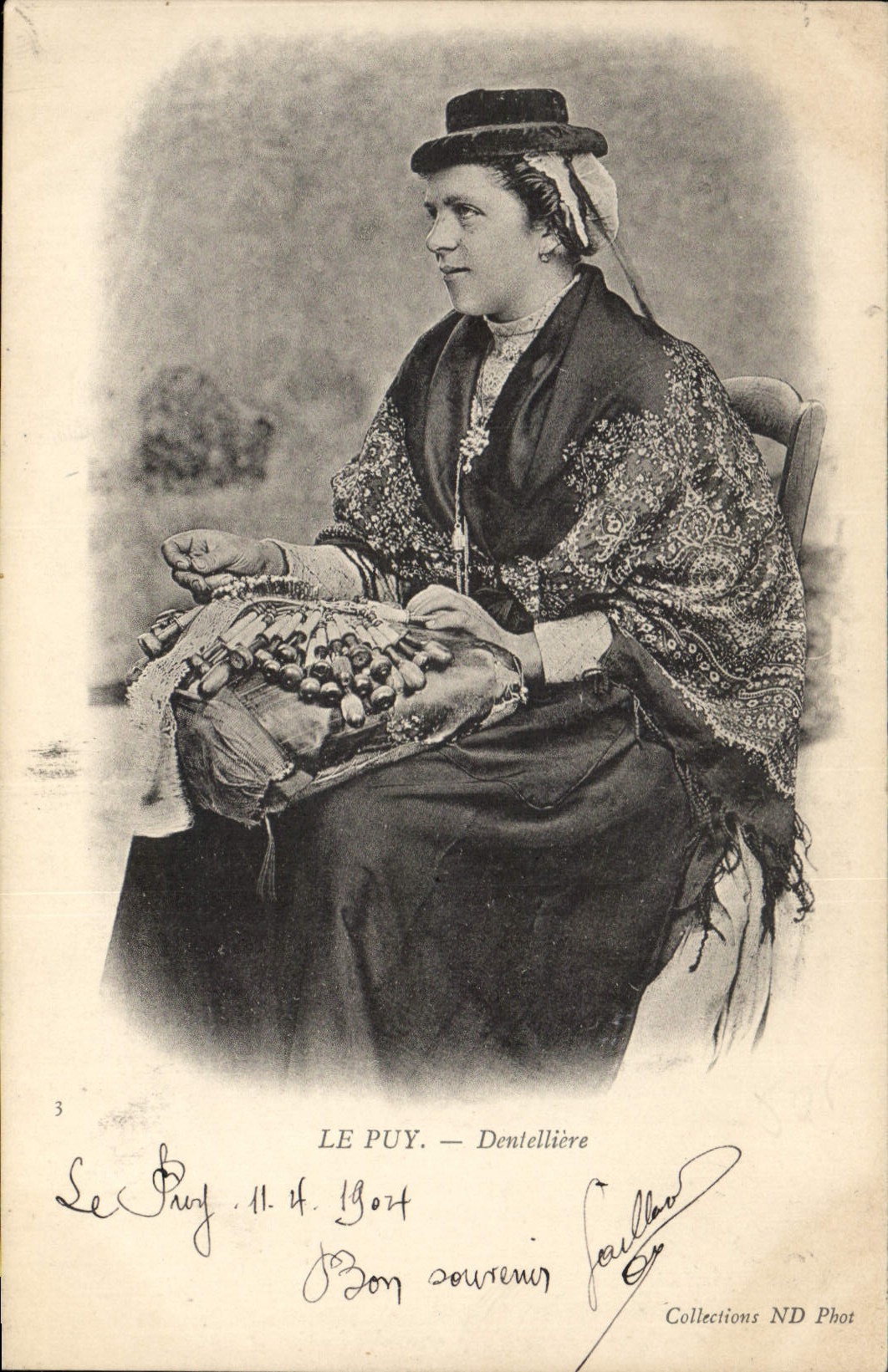 CPA Dentelle Le Puy Dentelliere 