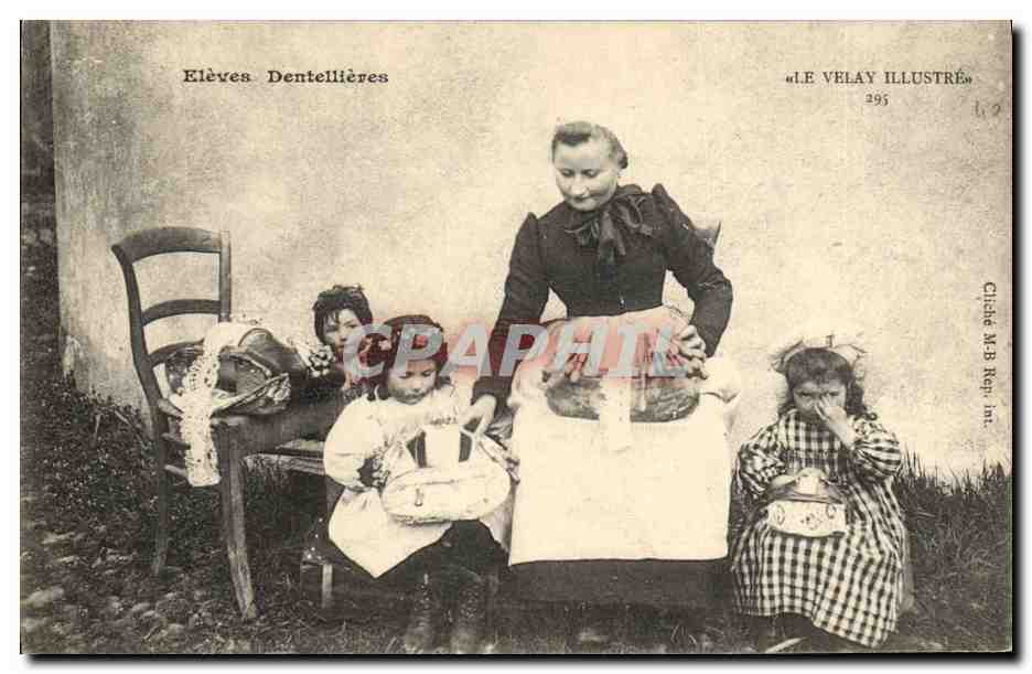 CPA Dentelle Le Velay Eleves Dentellieres