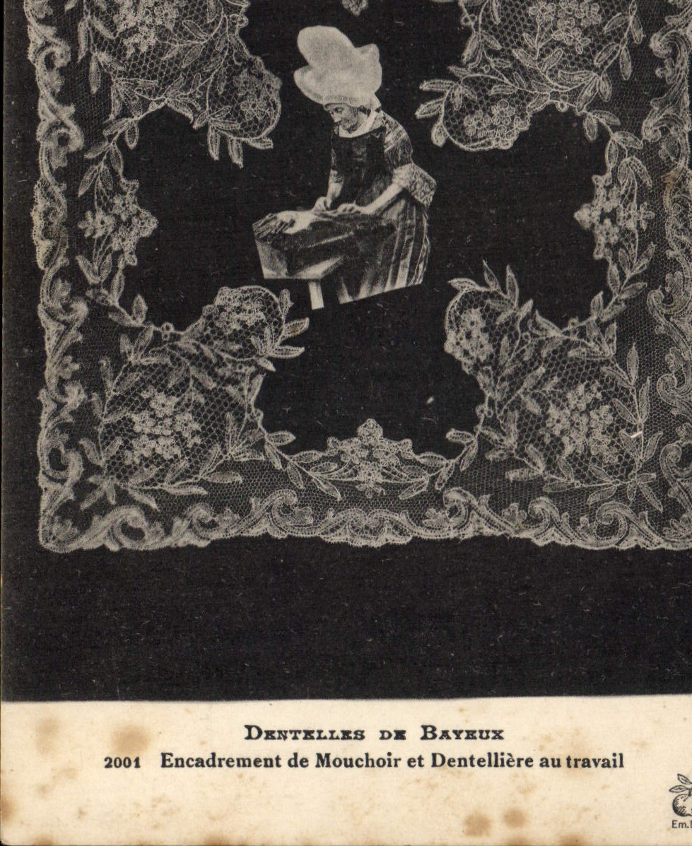 CPA Dentelles de Bayeux Encadrement de mouchoir et Dentelliere au travail 