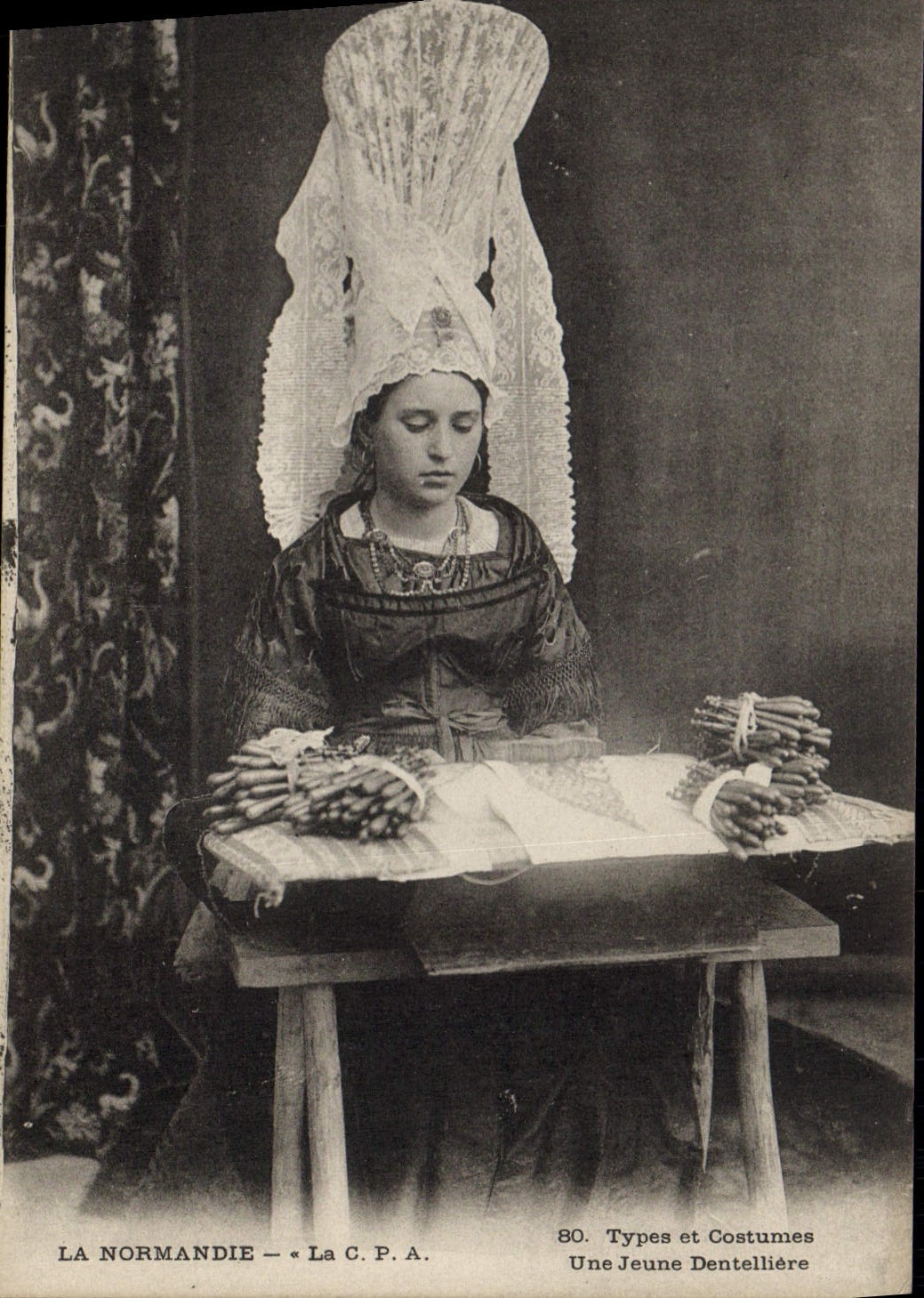 CPA Dentelle Une jeune Dentelliere Normandie 