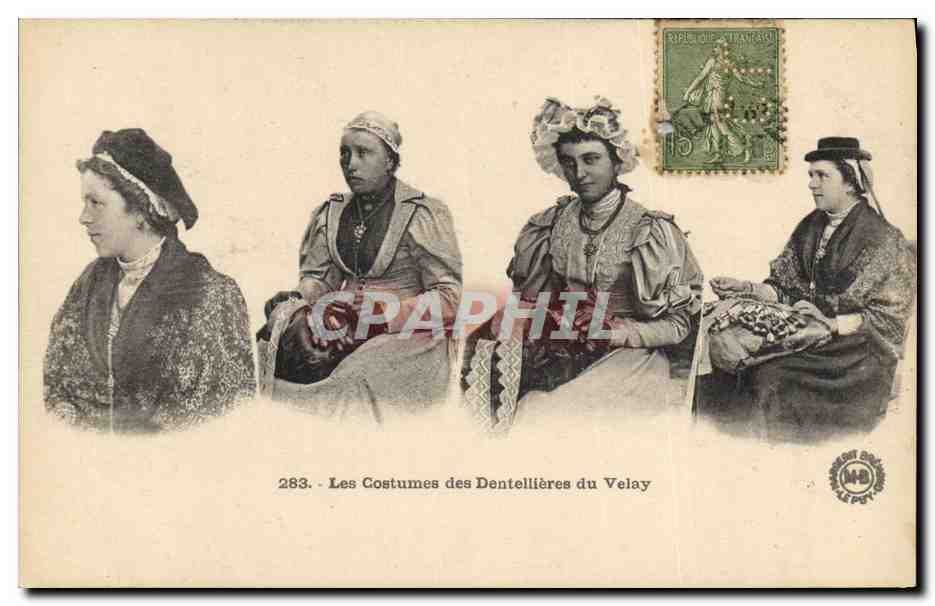 CPA Dentelle Les costumes des Dentellieres du Velay 