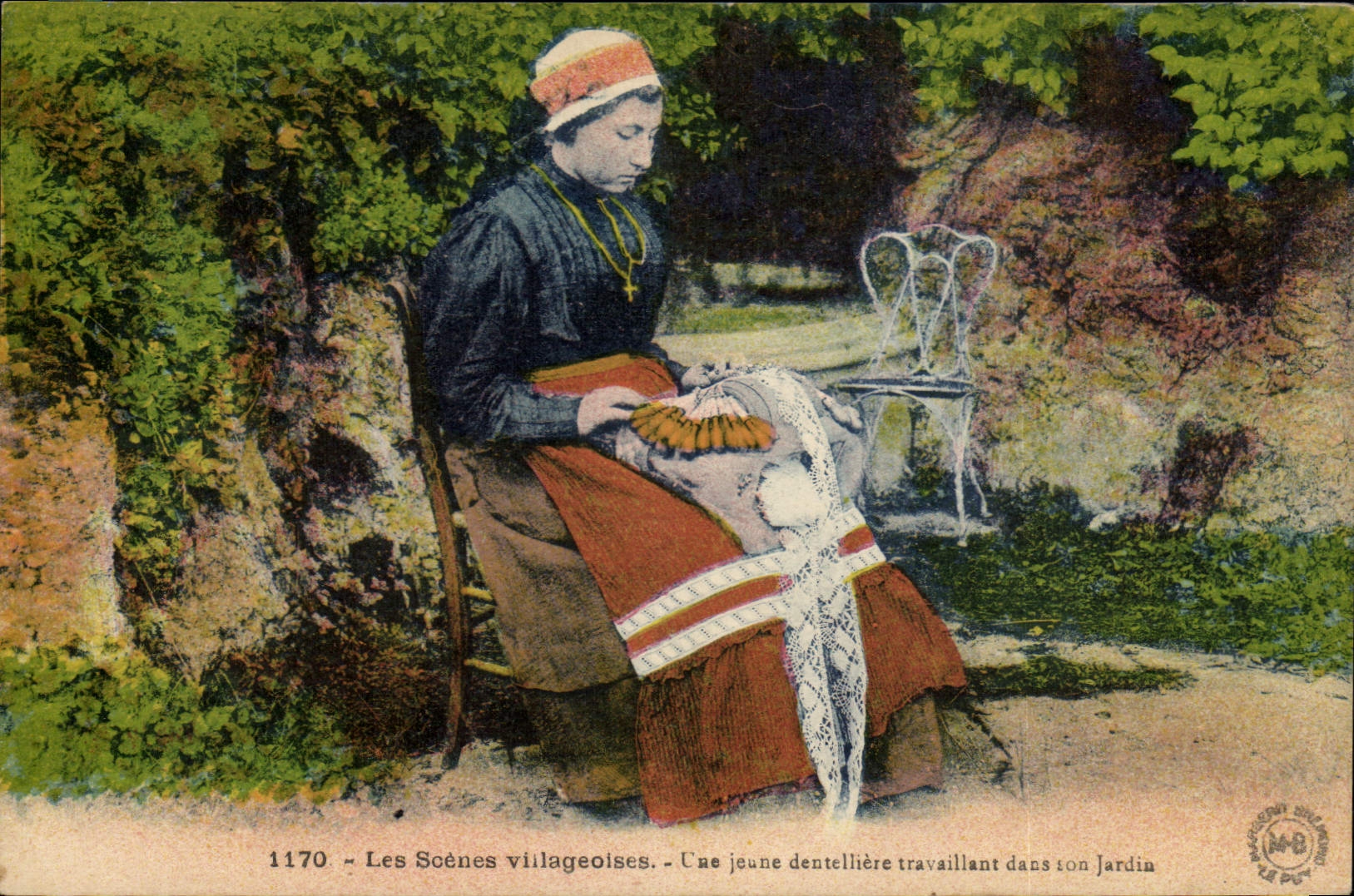 CPA Dentelle Une jeune dentelliere travaillant dans son jardin 