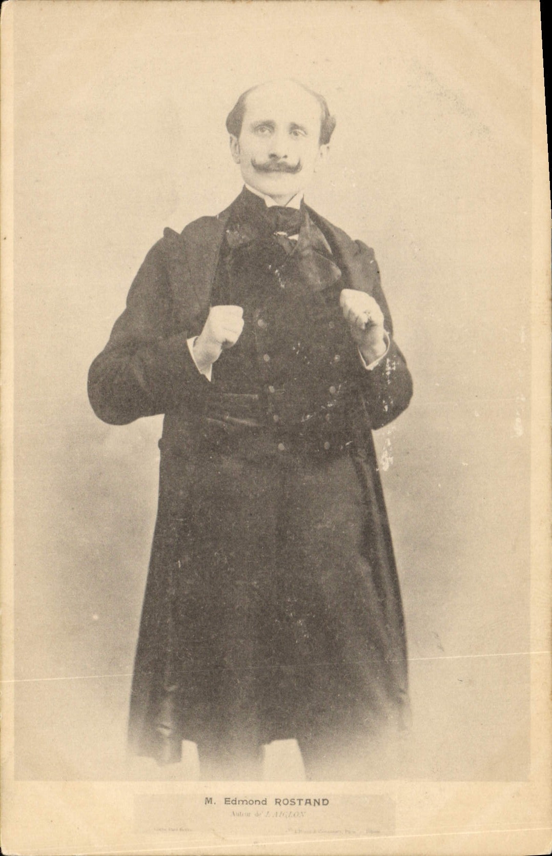 M. Edmond Rostand — Portrait en costume de boxeur — Photo de Z. A. R. (Z. A. R. / Z. A. R. / Z. A. R.)