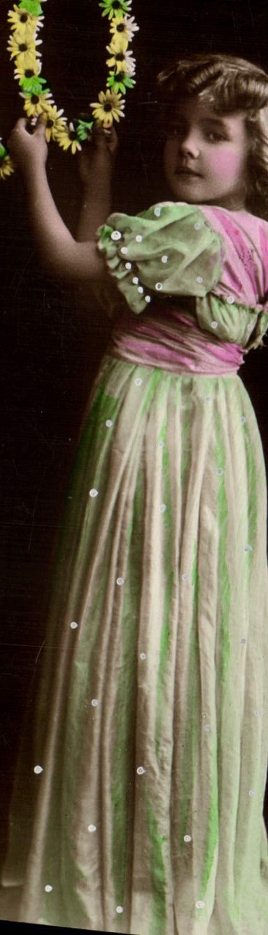 Fille en robe verte et rose — avec couronne de fleurs — éditeur non visible