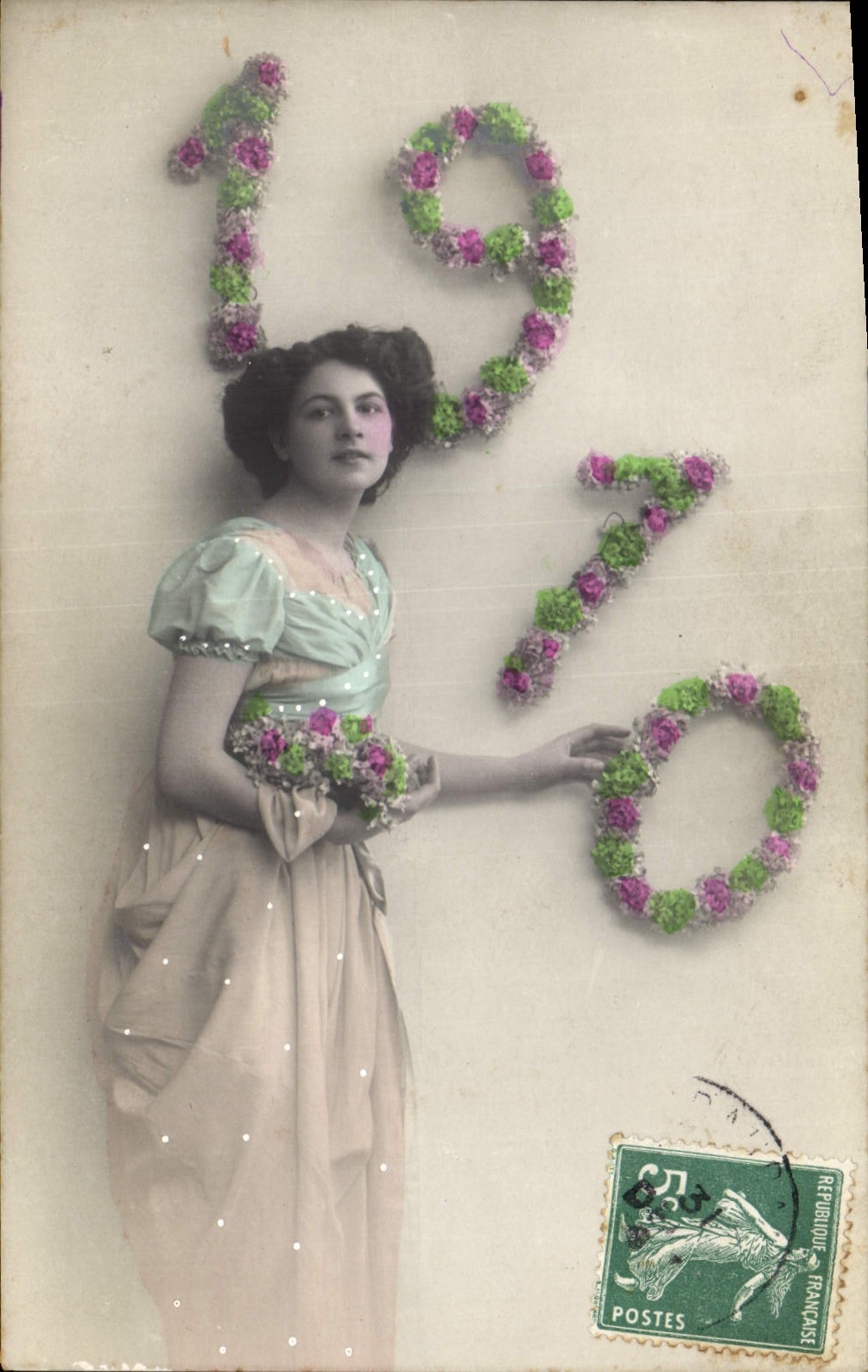 Femme en robe de style 1920 — année 1920 en guirlandes de fleurs — éditeur inconnu
