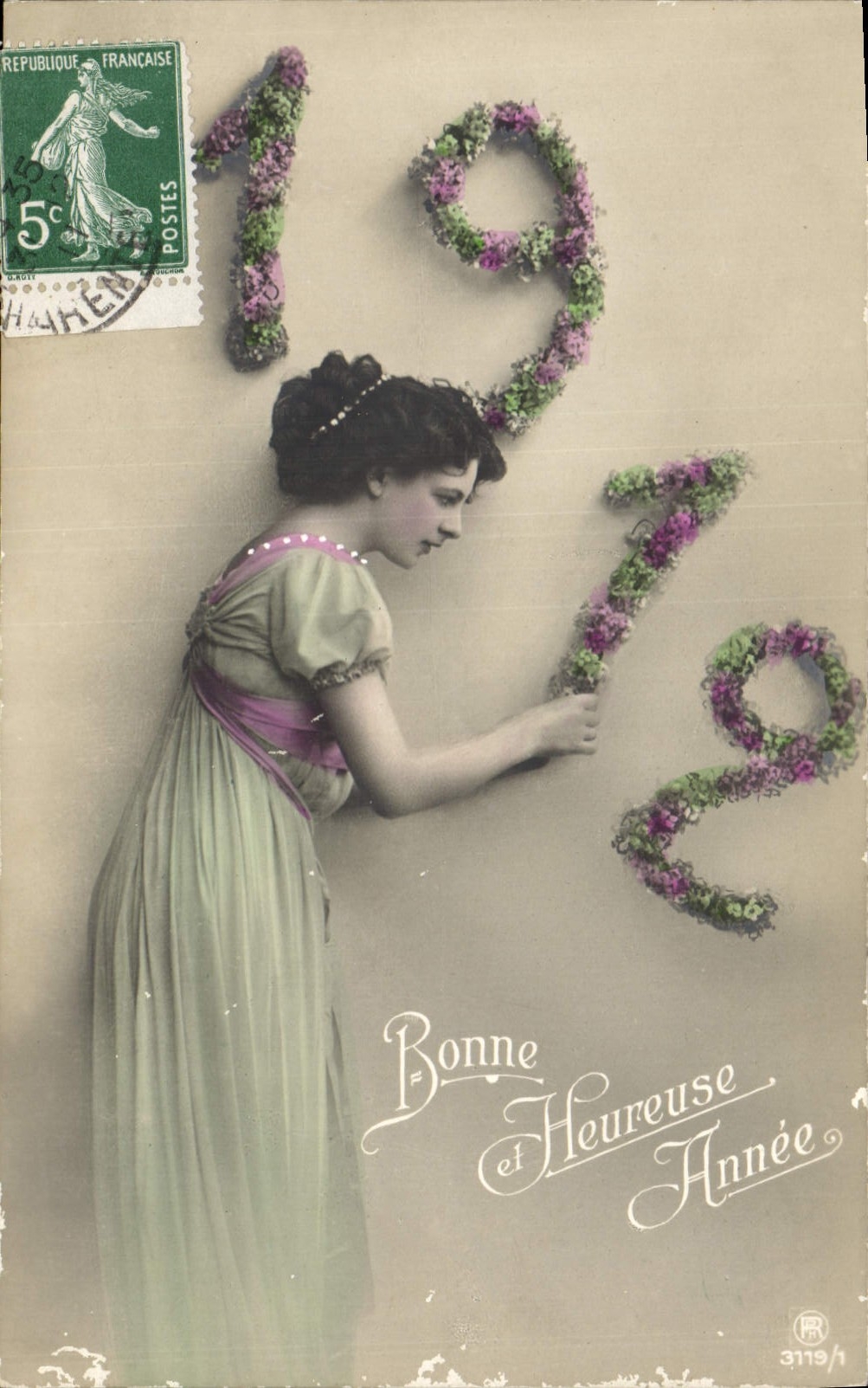 Femme en robe verte — 1919 — éditeur PR, n° 3119/1