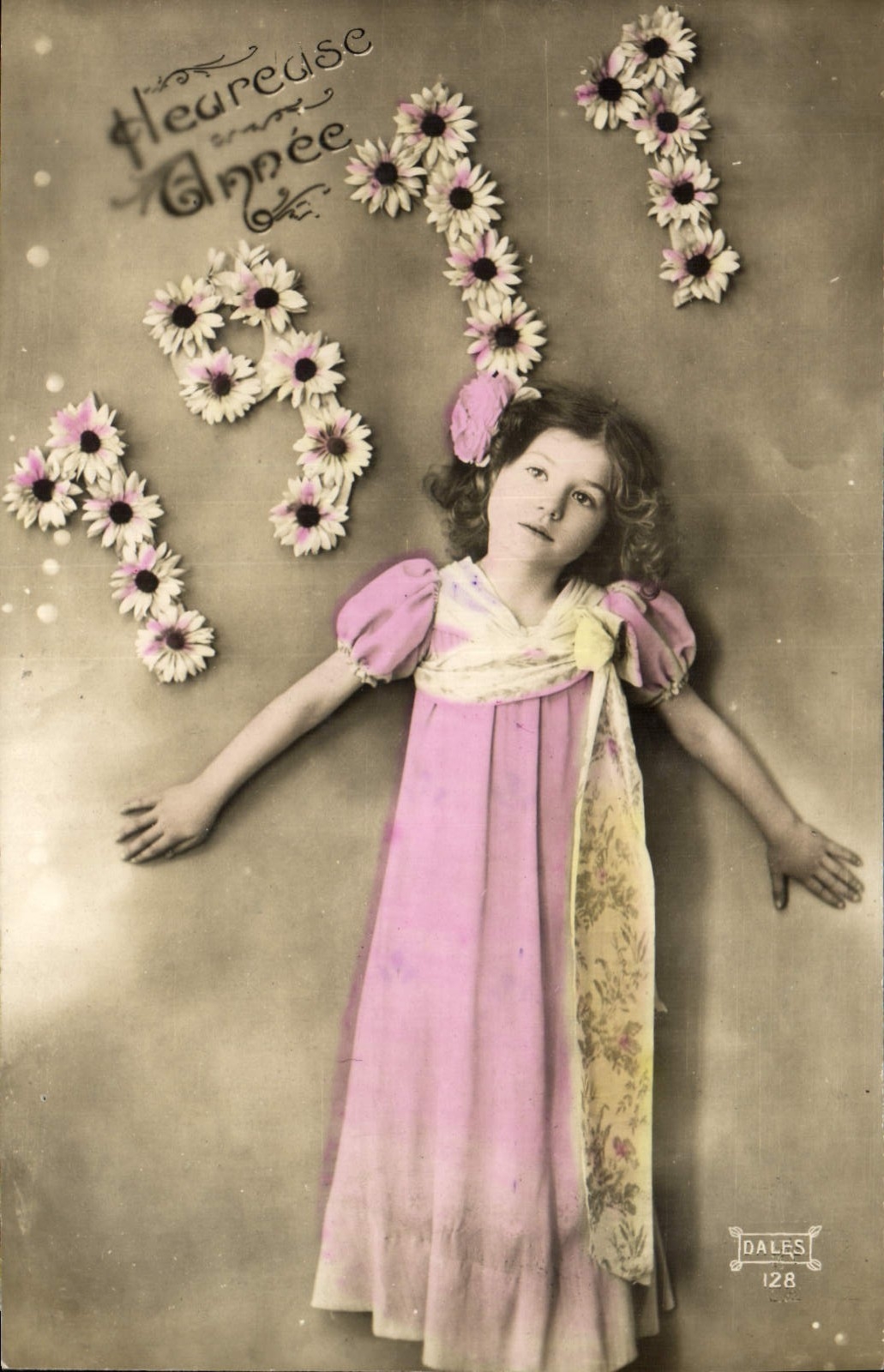 Fille en robe rose — décor de fleurs — DALES 128