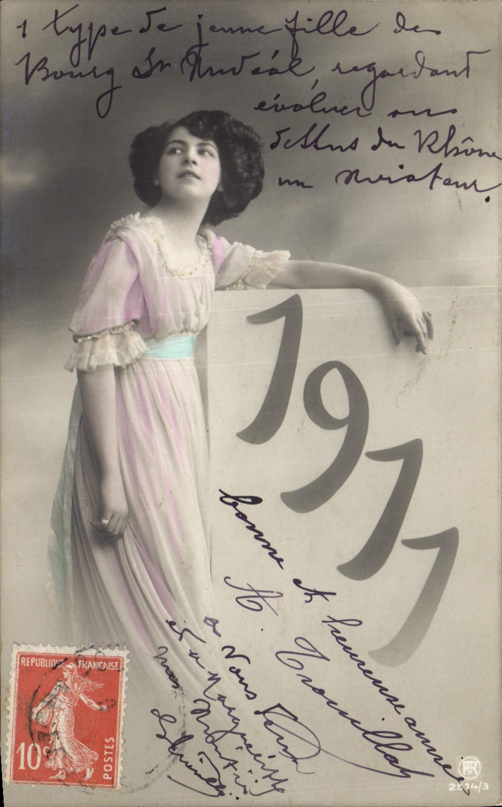 Jeune fille du Bourg St Andréol, regardant les collines du Rhône — éditeur non identifié, n° de série non visible