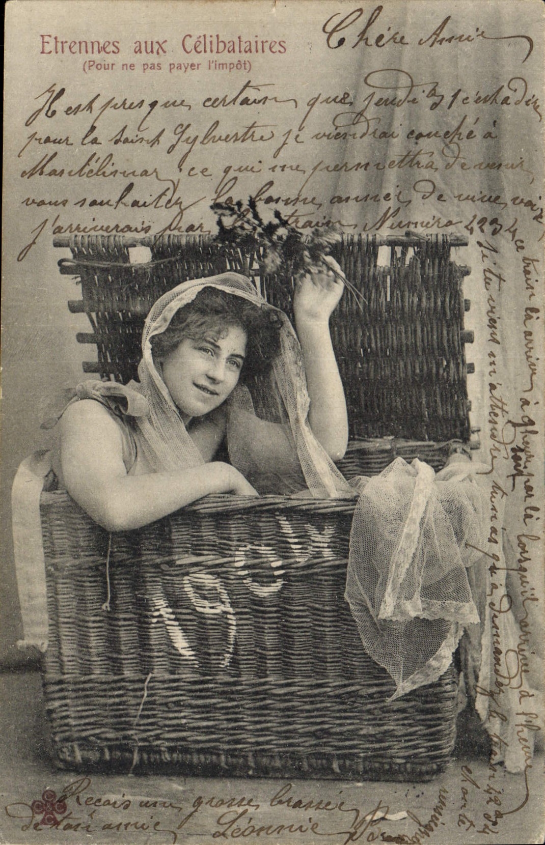 Femme dans un panier — humour sur les célibataires — éditeur anonyme, n° de série non visible