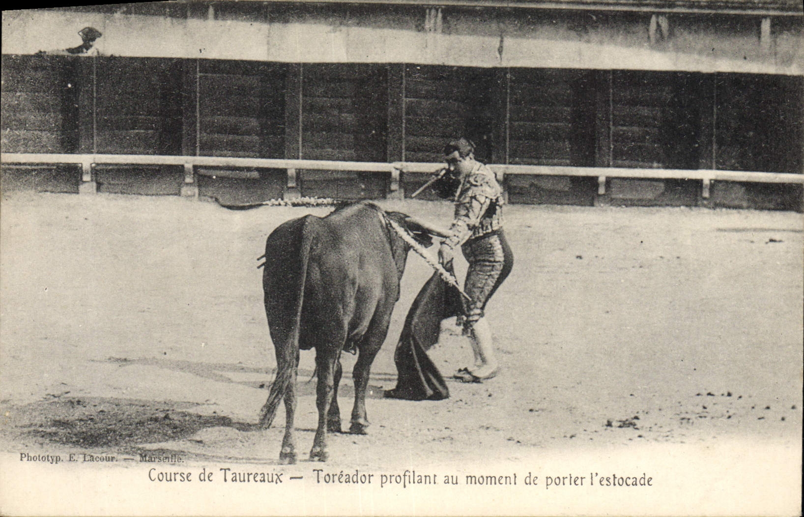 Course de Taureaux — Toréador profilant au moment de porter l'estocade — Phototyp. E. Lacour — Marseille