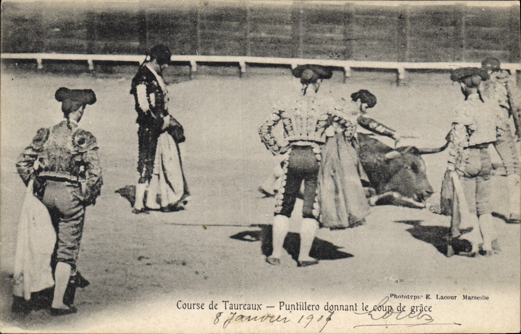 Course de Taureaux — Puntillero donnant le coup de grâce — Phototypie E. Lacour Marseille