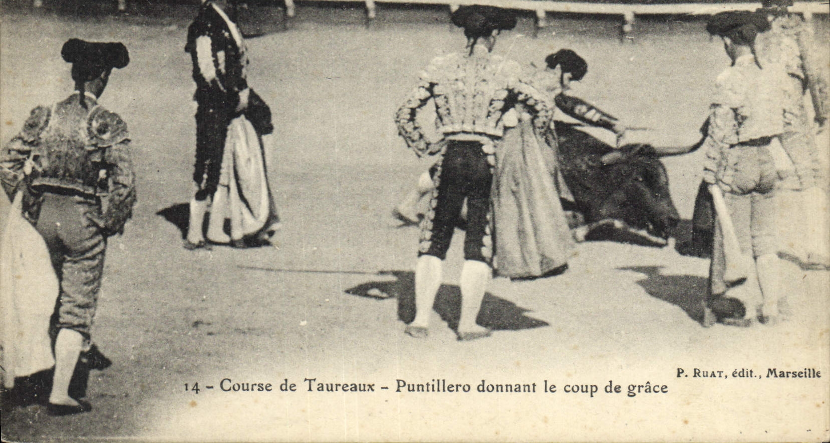 CPA Corrida Course de Taureaux Puntillero donnant le coup de grace 