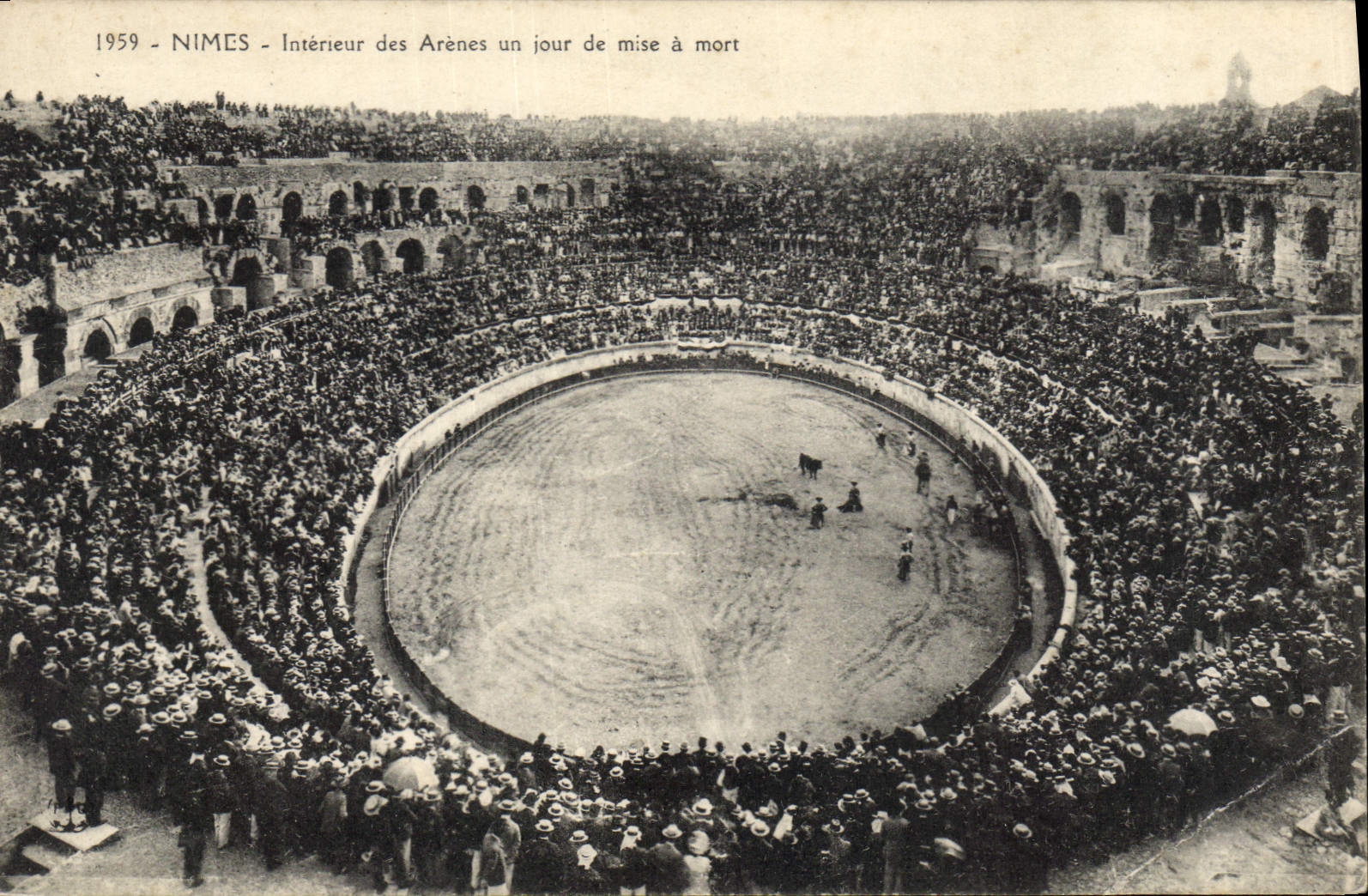 CPA Corrida Course de Taureaux Nimes 	Interieur des arenes un jour de mise a mort