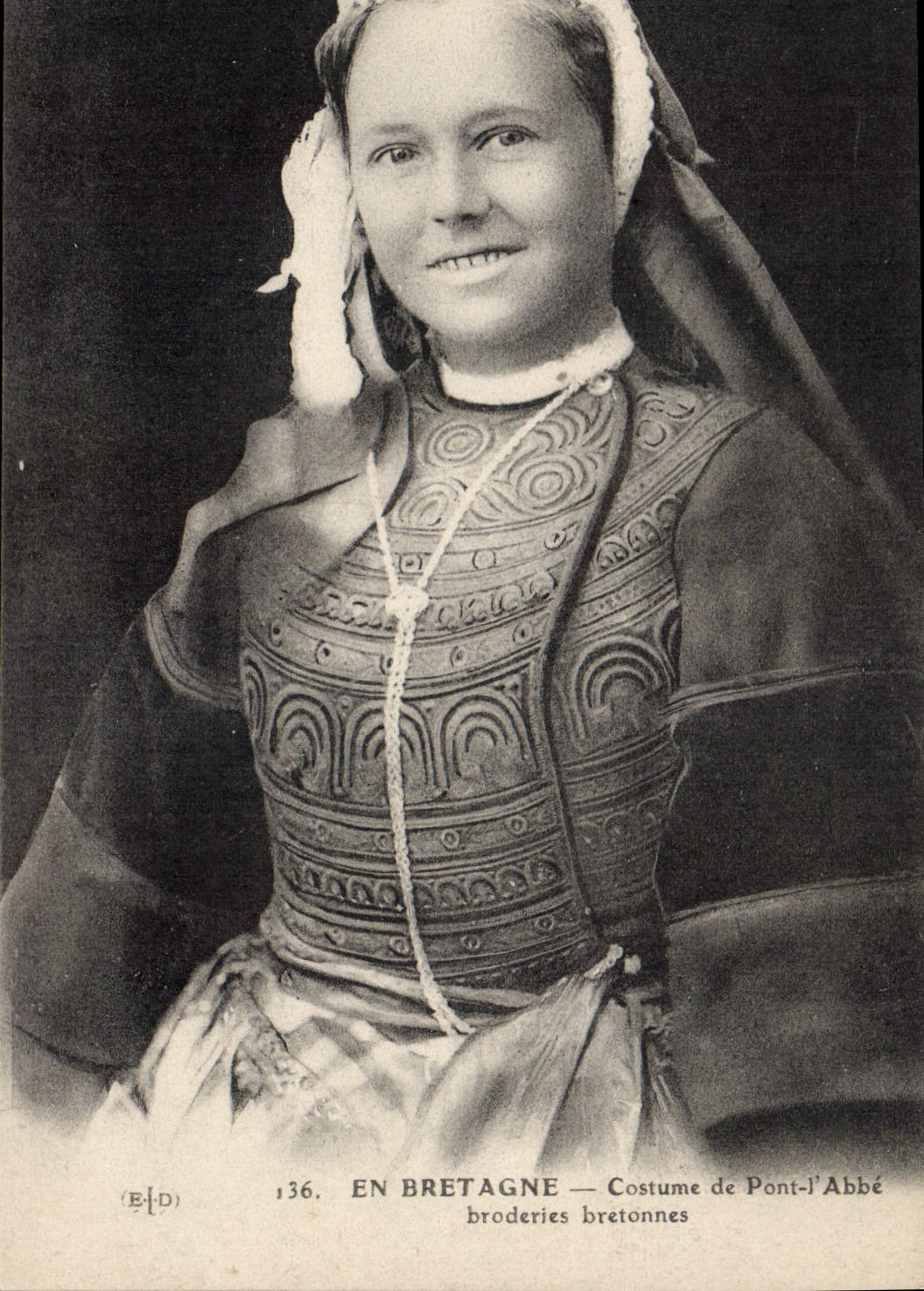 CPA Folklore Costume de Pont L'Abbe broderies bretonnes 