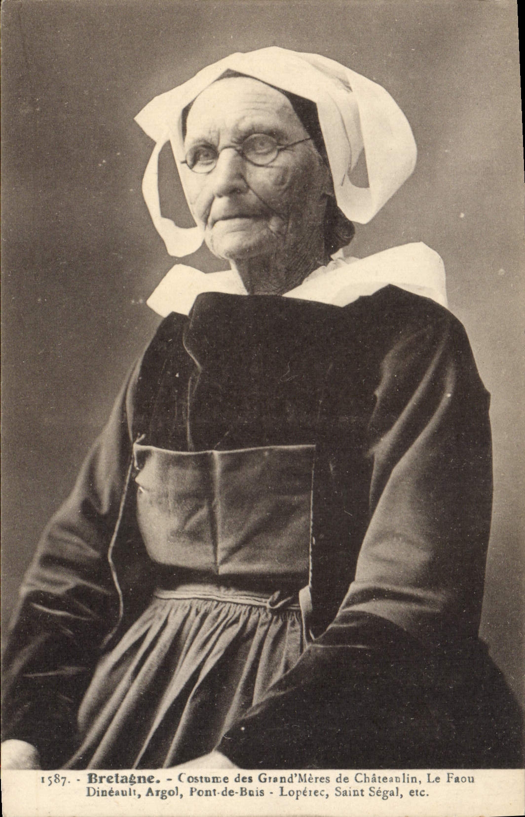 CPA Folklore Costume des grand meres de Chateaulin Le Faou Dineault Argol 