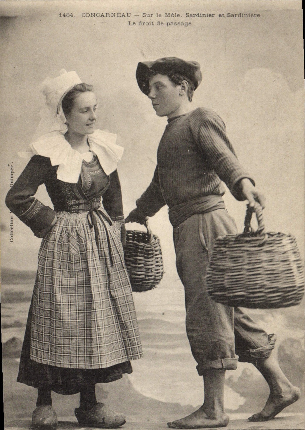 CPA Folklore Concarneau Sur le Mole sardinier et sardiniere Le droit de passage 