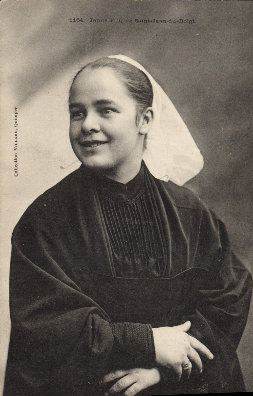 CPA Folklore Jeune fille de Saint Jean du Doigt