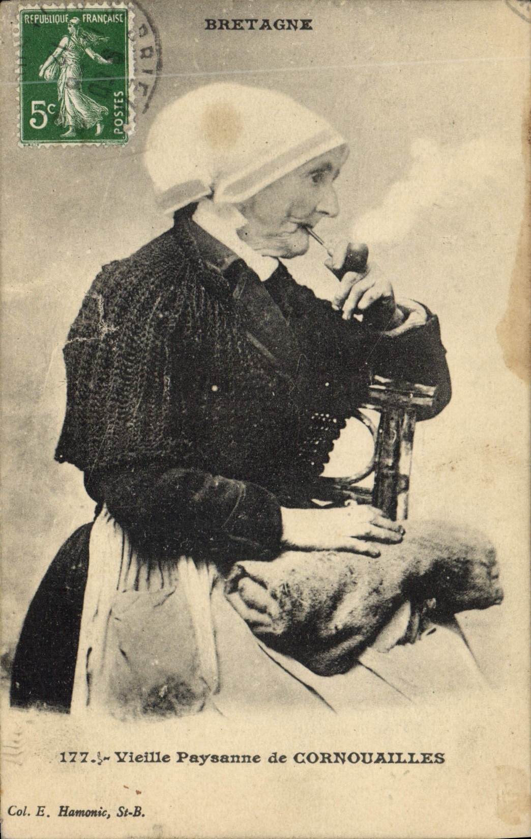 CPA Folklore Vieille paysanne de Cornouailles 