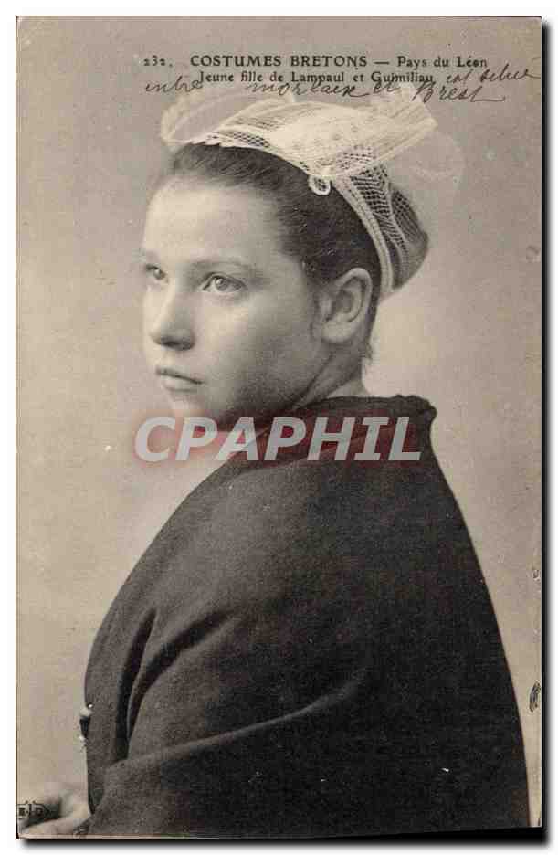 CPA Folklore Pays du Leon Jeune fille de Lampaul et Guimiliau 