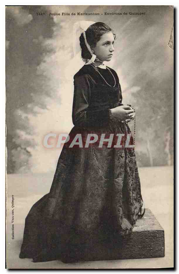 CPA Folklore Jeune fille de Kerfeuntun Environs de Quimper 