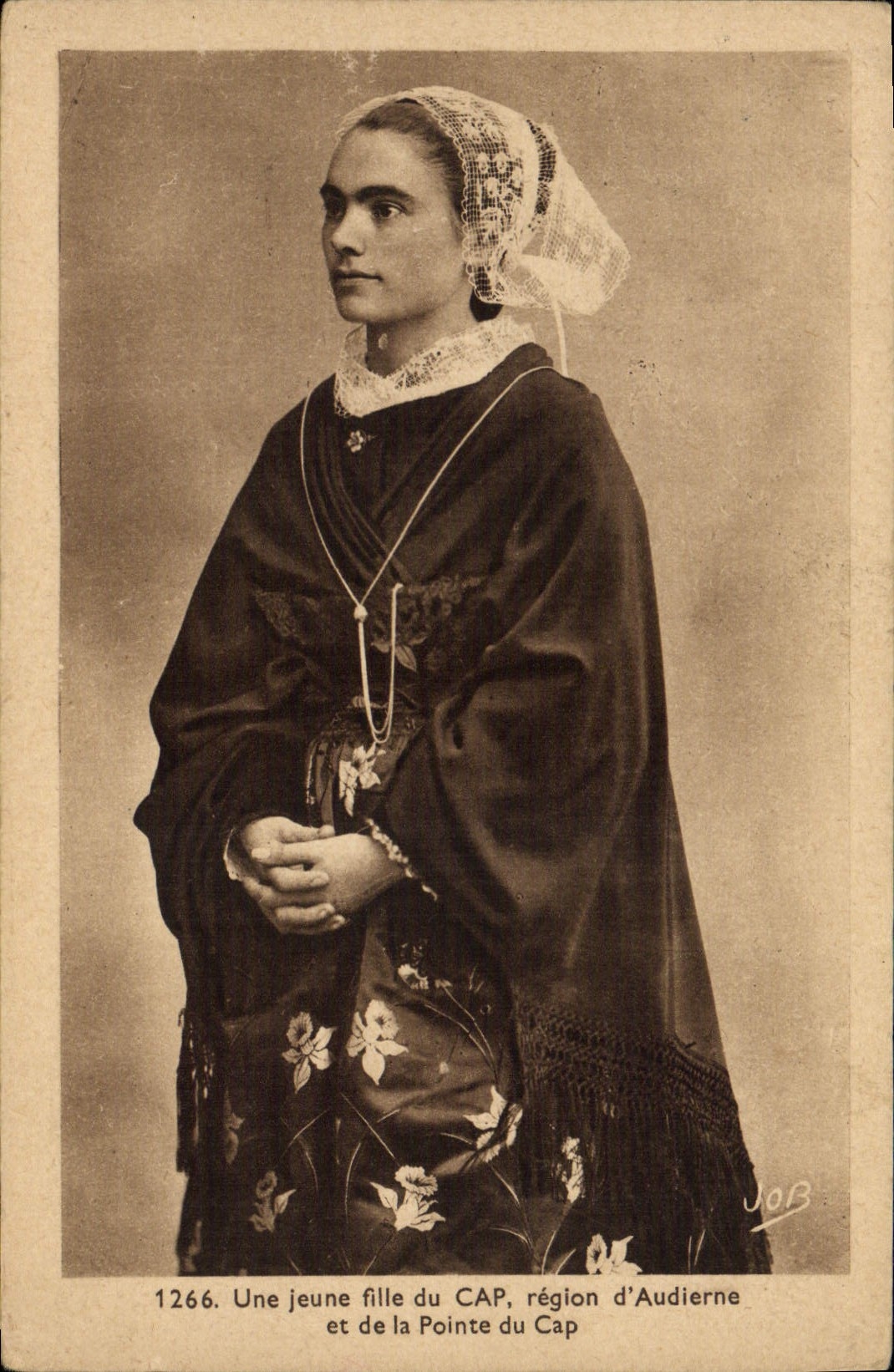 CPA Folklore Une jeune fille du Cap region d'Audierne et de la pointe du Cap 