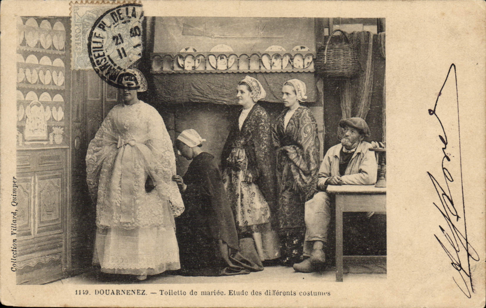 CPA Folklore Douarnenez Toilette de mariee Mariage 