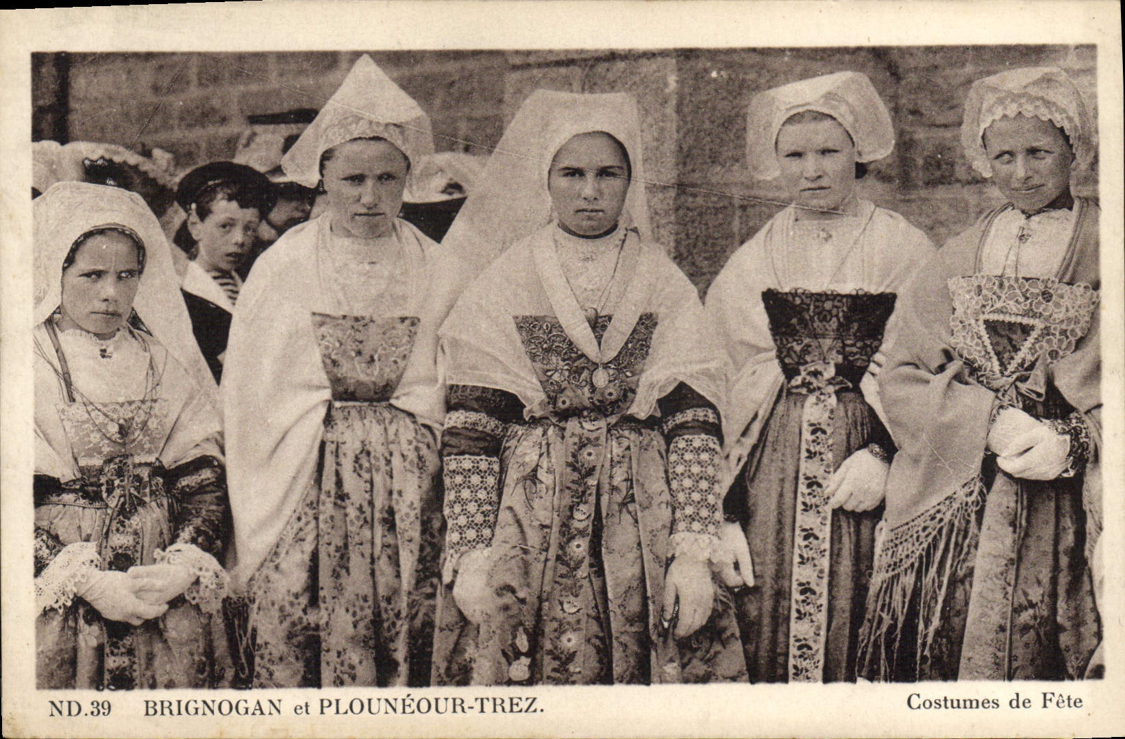 CPA Folklore Brignogan et Plouneour Trez Costumes de fete 