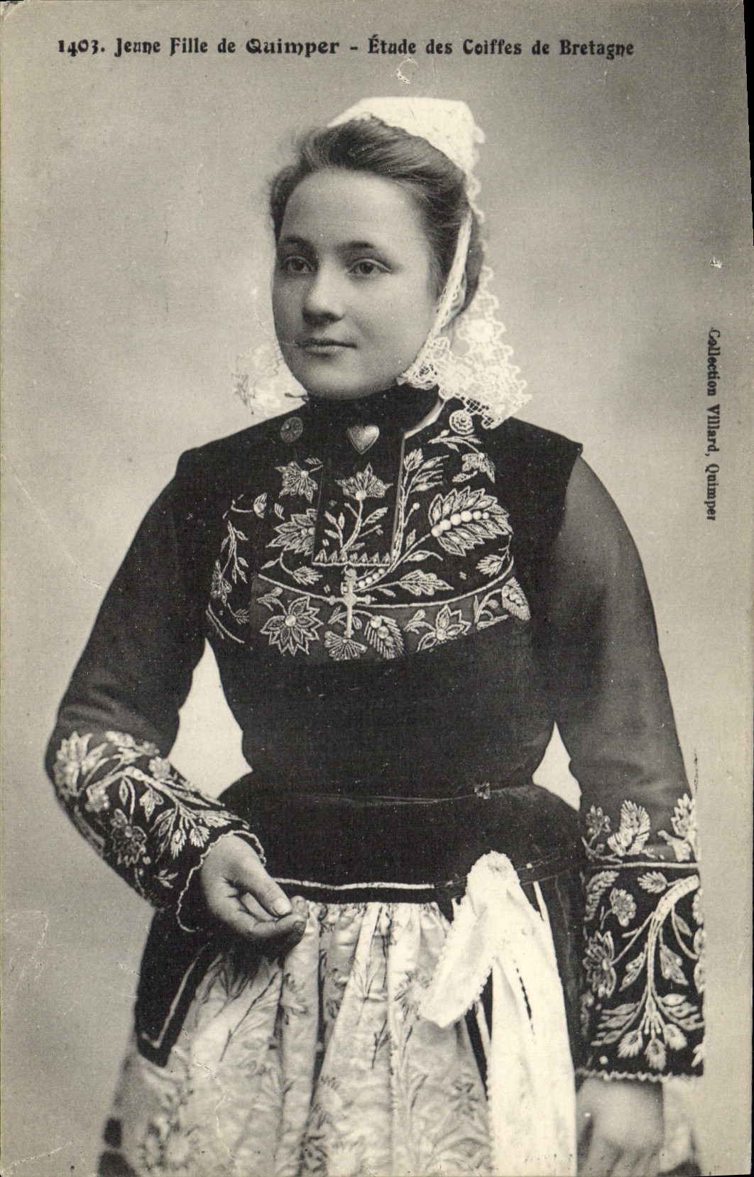 CPA Folklore Jeune fille de Quimper 