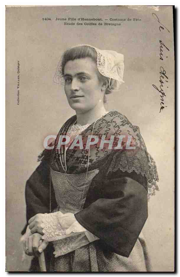CPA Folklore Jeune fille d'Hennebont Costume de fete 