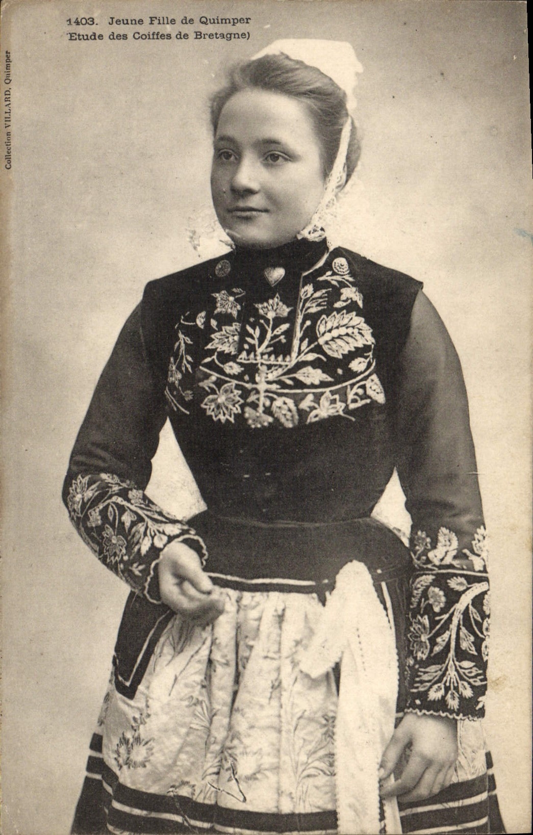 CPA Folklore Jeune fille de Quimper 