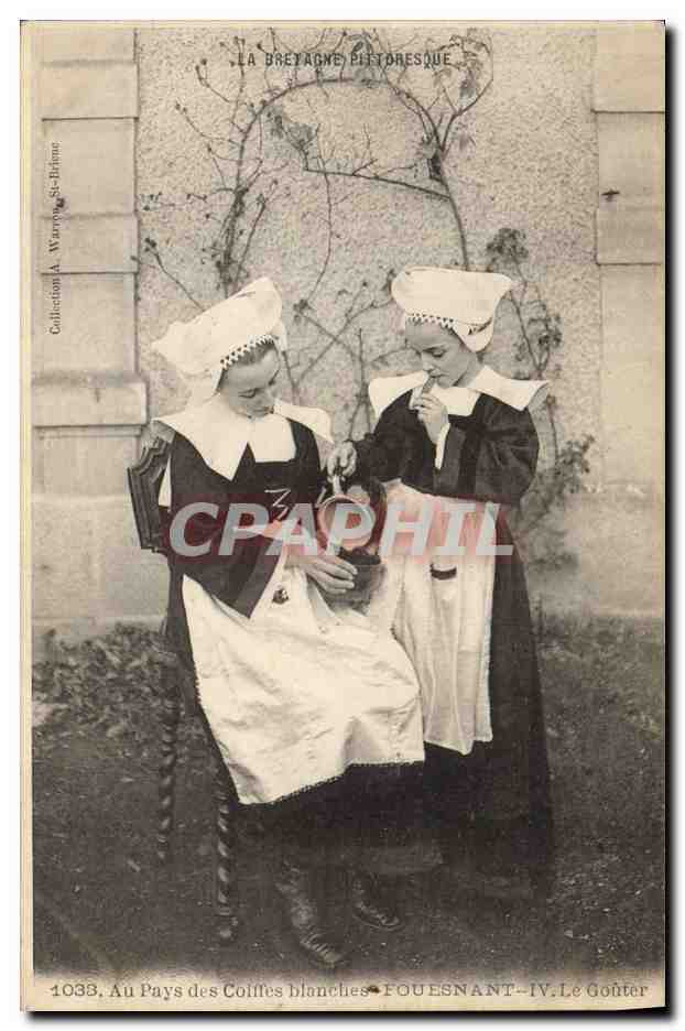 CPA Folklore Au Pays des Coiffes Blanches Fouesnant Le gouter 