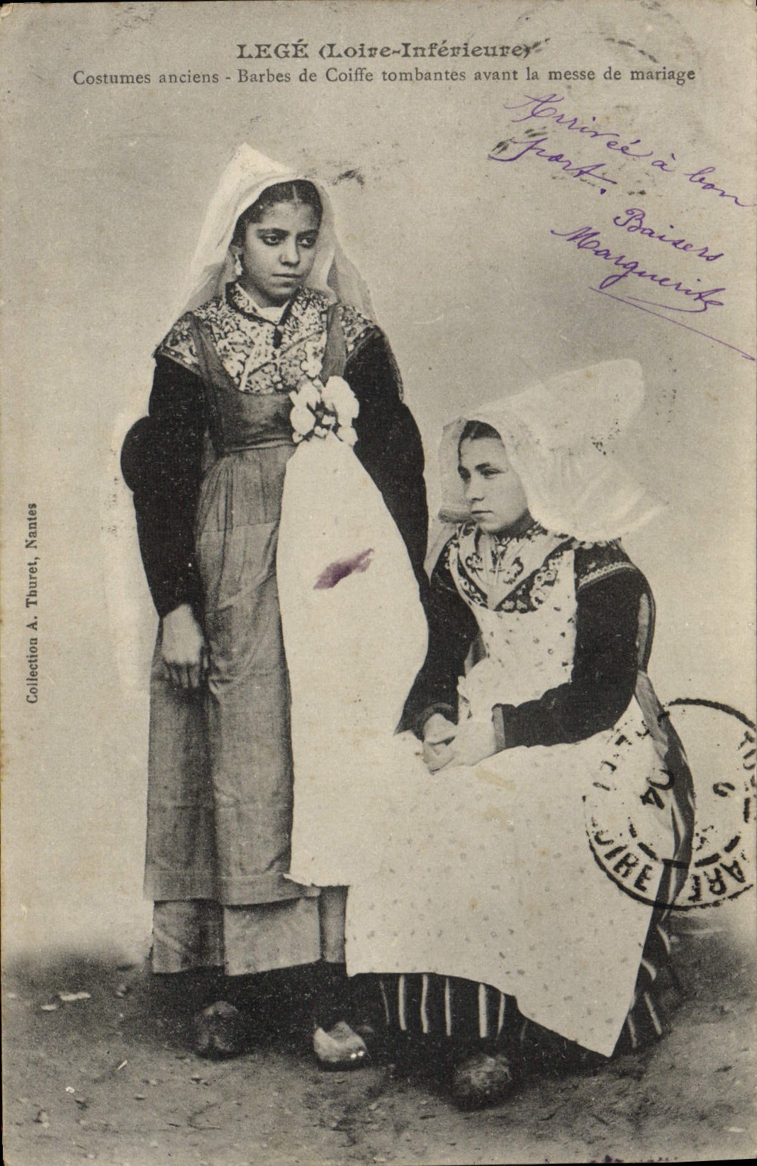 CPA Folklore Lege Costumes anciens Barbes de coiffe tombantes avant la messe de mariage