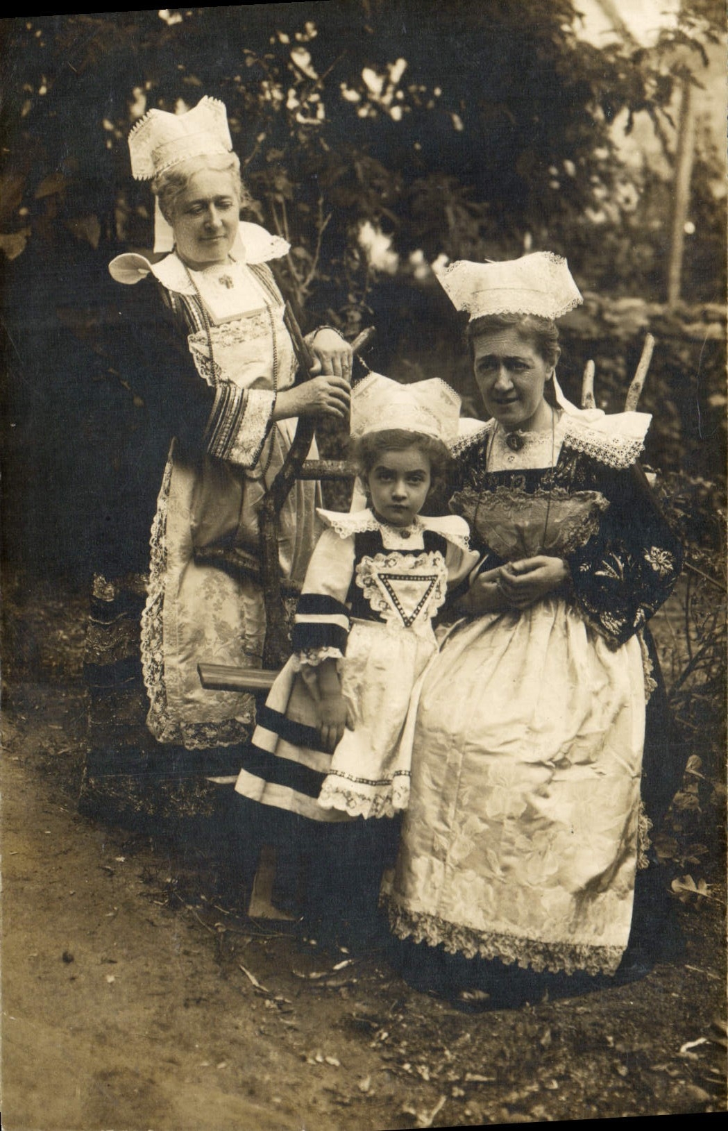 CPA Folklore Bretagne Coiffes 
